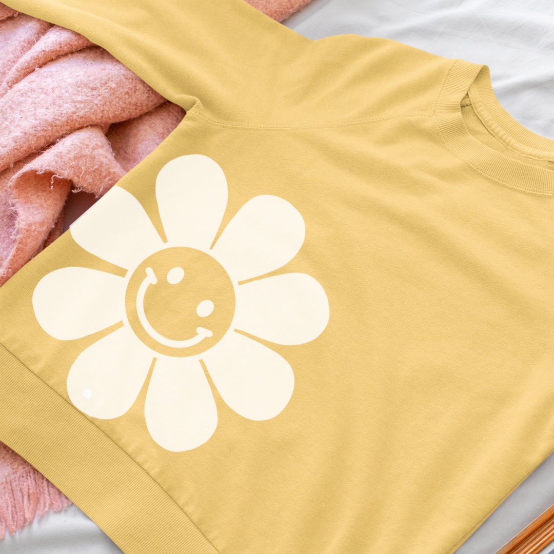 Retro Daisy Sweatshirt Vintage Smiley Face Crewneck Beachy Boho Sweatshirt