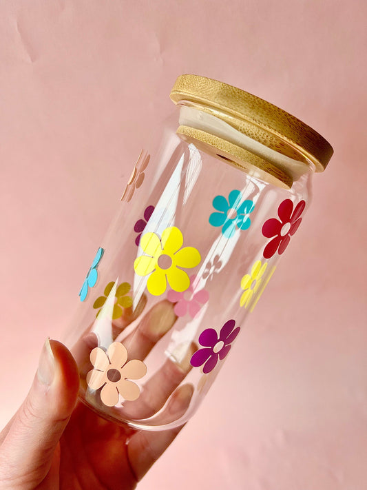 Pastel Retro Daisies Glass Beer Can Cup with Lid & Rainbow Metal Straw