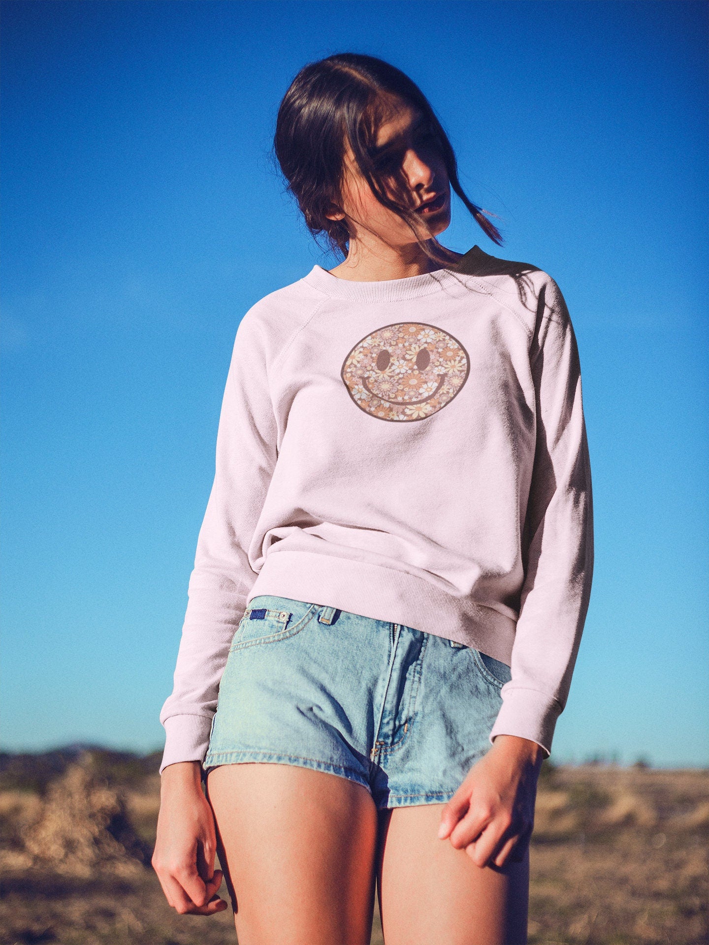 Smiley Face Retro Flower Sweatshirt Happy Face Crewneck Vintage Pullover Groovy Sweatshirt Hippie 70s Crewneck Trendy Smile Face Pullover