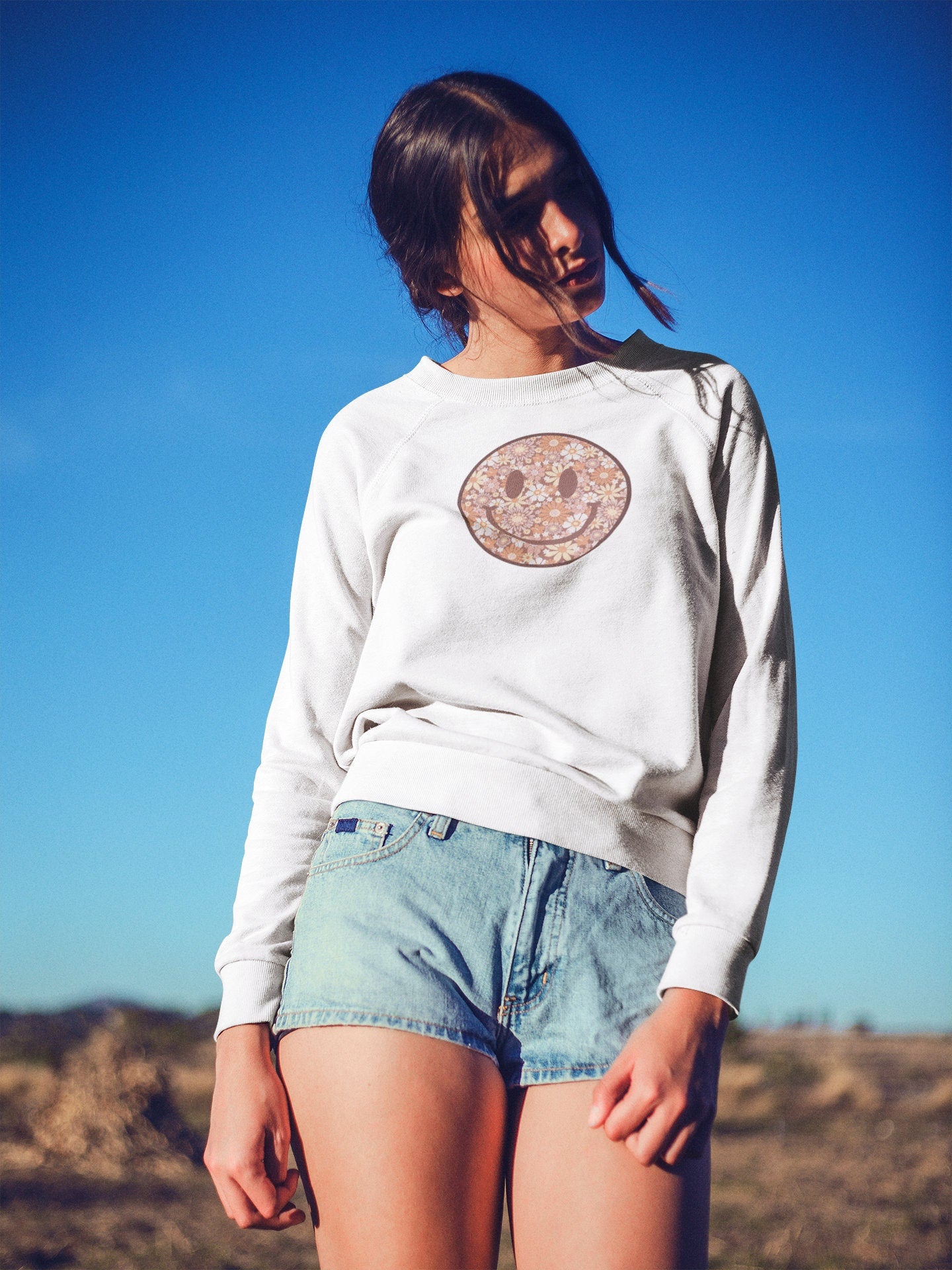 Smiley Face Retro Flower Sweatshirt Happy Face Crewneck Vintage Pullover Groovy Sweatshirt Hippie 70s Crewneck Trendy Smile Face Pullover