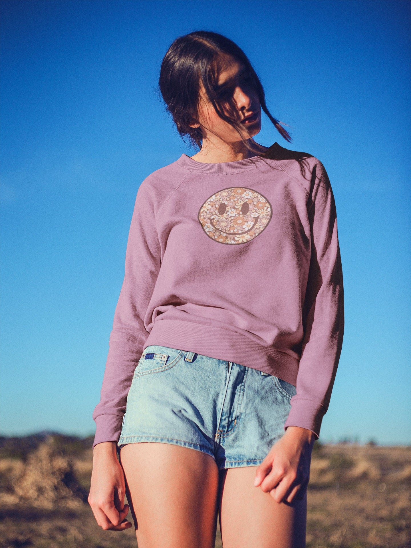 Smiley Face Retro Flower Sweatshirt Happy Face Crewneck Vintage Pullover Groovy Sweatshirt Hippie 70s Crewneck Trendy Smile Face Pullover