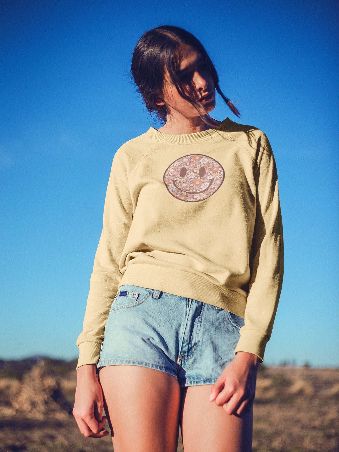Smiley Face Retro Flower Sweatshirt Happy Face Crewneck Vintage Pullover Groovy Sweatshirt Hippie 70s Crewneck Trendy Smile Face Pullover
