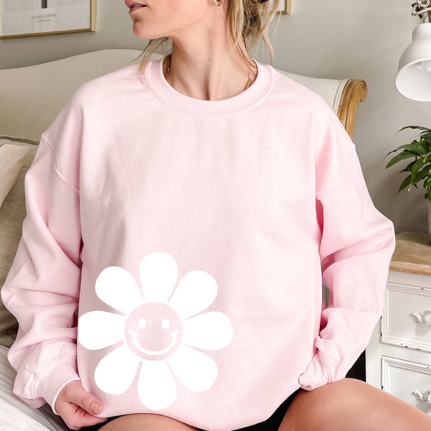 Retro Daisy Sweatshirt Vintage Smiley Face Crewneck Beachy Boho Sweatshirt